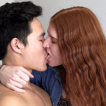 Horny jeune Hottie berce une bite dure avec une chatte juteuse