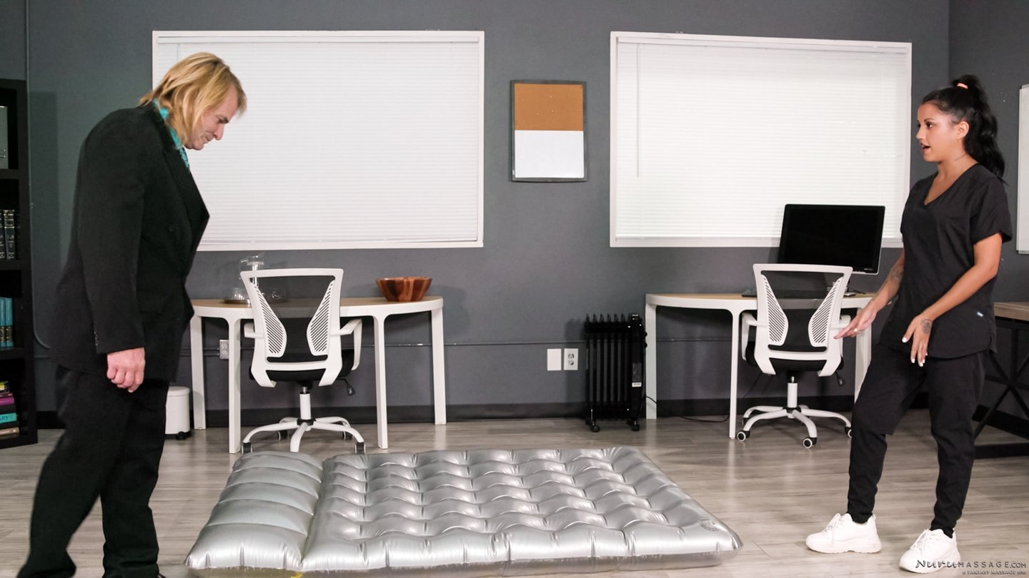 Cycata masażystka Nina White zostaje zdemaskowana przez paskudnego klienta