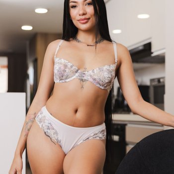 Latina Yeye shows her round butt and nice tits in the kitchen