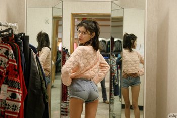 Amelia Pearl tries on new Clothes and spreads Legs