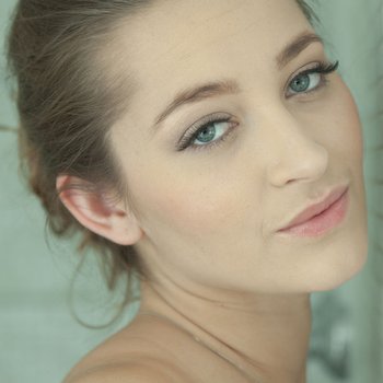 Caliente Dani Daniels usando la ducha de poder en su clítoris