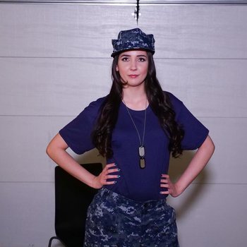 Sous la salope Kyra Rose rabaissée et baisée dans un garage