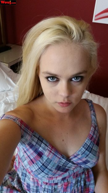 Cute blonde girl posing completely naked on the bed - 000008