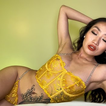 Solo gostosa Alicia Hebi sentada no chão e na cama