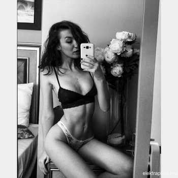 A morena fofa Elektra Plum tirando fotos de seu corpo incrível