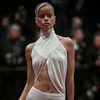 Frida Aasen aparece no tapete vermelho do Parthenope no Festival de Cinema de Cannes