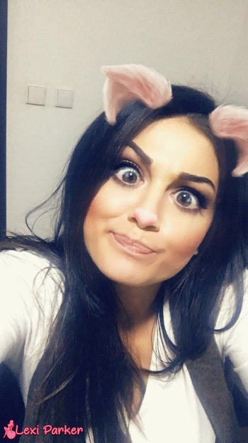 Lexi Parker shares a few of her selfies with her army of fans - 000000