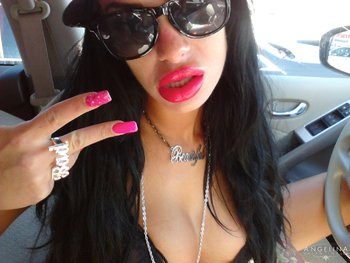 Angelina Valentine teasing with her red lips and pink nails - Angelina-Valentine-Red-Lips (8)