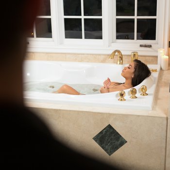 Shay Evans deja que su hombre cubra su vientre con esperma caliente