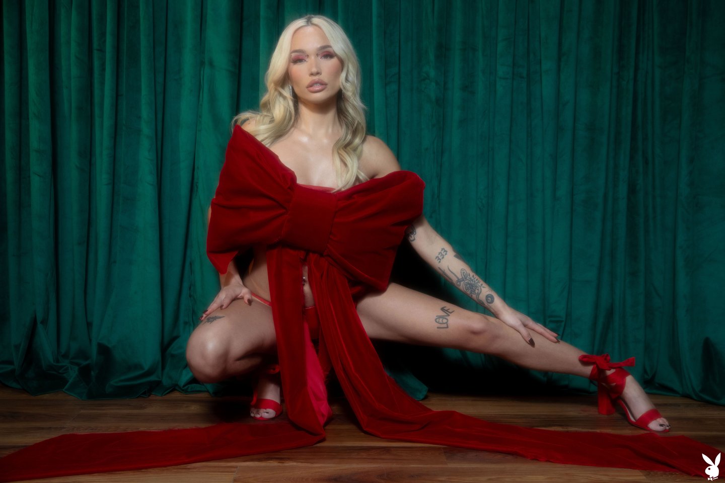 Wspaniała dziwka Rara Knupps odsłania swoje pożądane ciało