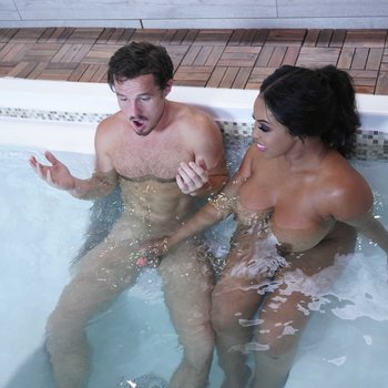 Aryana Adin se propage et prend une bite dans un arraché juteux