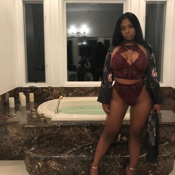 Trinity Ross having fun teasin with her juicy Rump