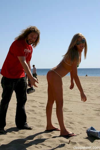 Juicy blonde Brynn Tyler posing in a green bikini on the beach - 000002