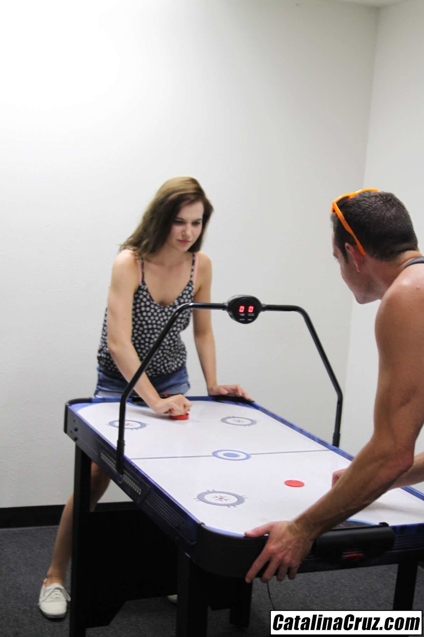 Kasey Warner wygrywa w grze i w nagrodę chce dobrze zostać wyruchana