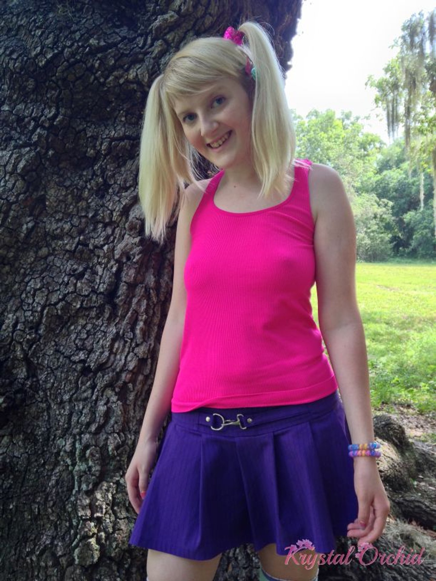 Krystal Orchid pokazuje swoje piersi i cipkę na zewnątrz