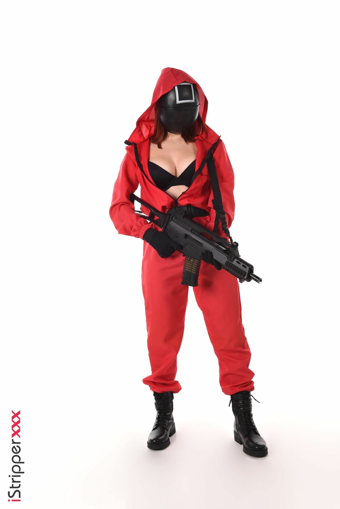 Ładna Carla Vyxx zdejmuje mundurek i używa zabawki