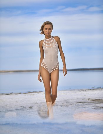 Beautiful Hannah Ray walks by the beach in her super sexy outfit - 6183f363c1e7c_006_sm_092820_photo_dead_sea_poems_0951.jpg