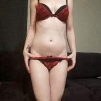 Cute babe Amanda Marks teasing with her body in red underwear - 000003