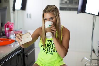 Sexy blonde babe Tahlia Paris revealing her amazing naked boobs — 3