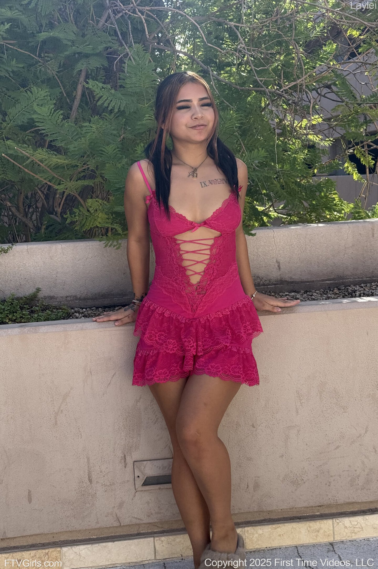 Solo Laylei z naturalnymi cyckami pokazuje publicznie swoją soczystą cipkę