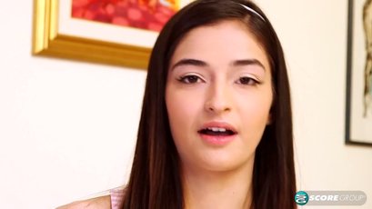 Geile Emily Willis vingert haar orgasmische kutje op het bed