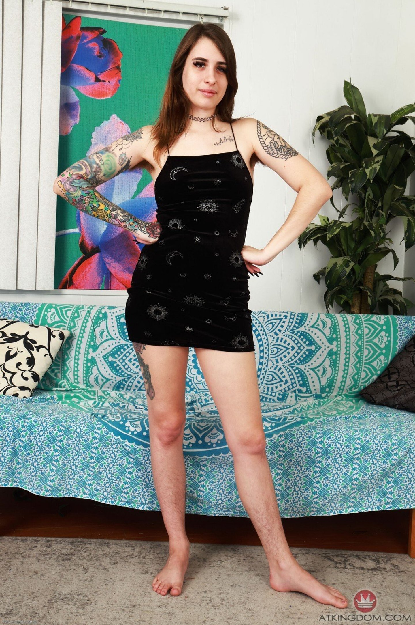 Pearl Sage zdejmuje maleńką czarną sukienkę odsłaniając owłosioną cipkę i nogi