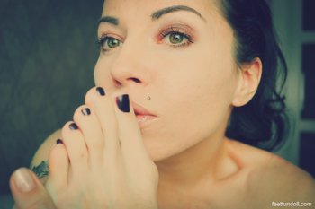 Good looking chick loves licking her feet more than anything else - 000000