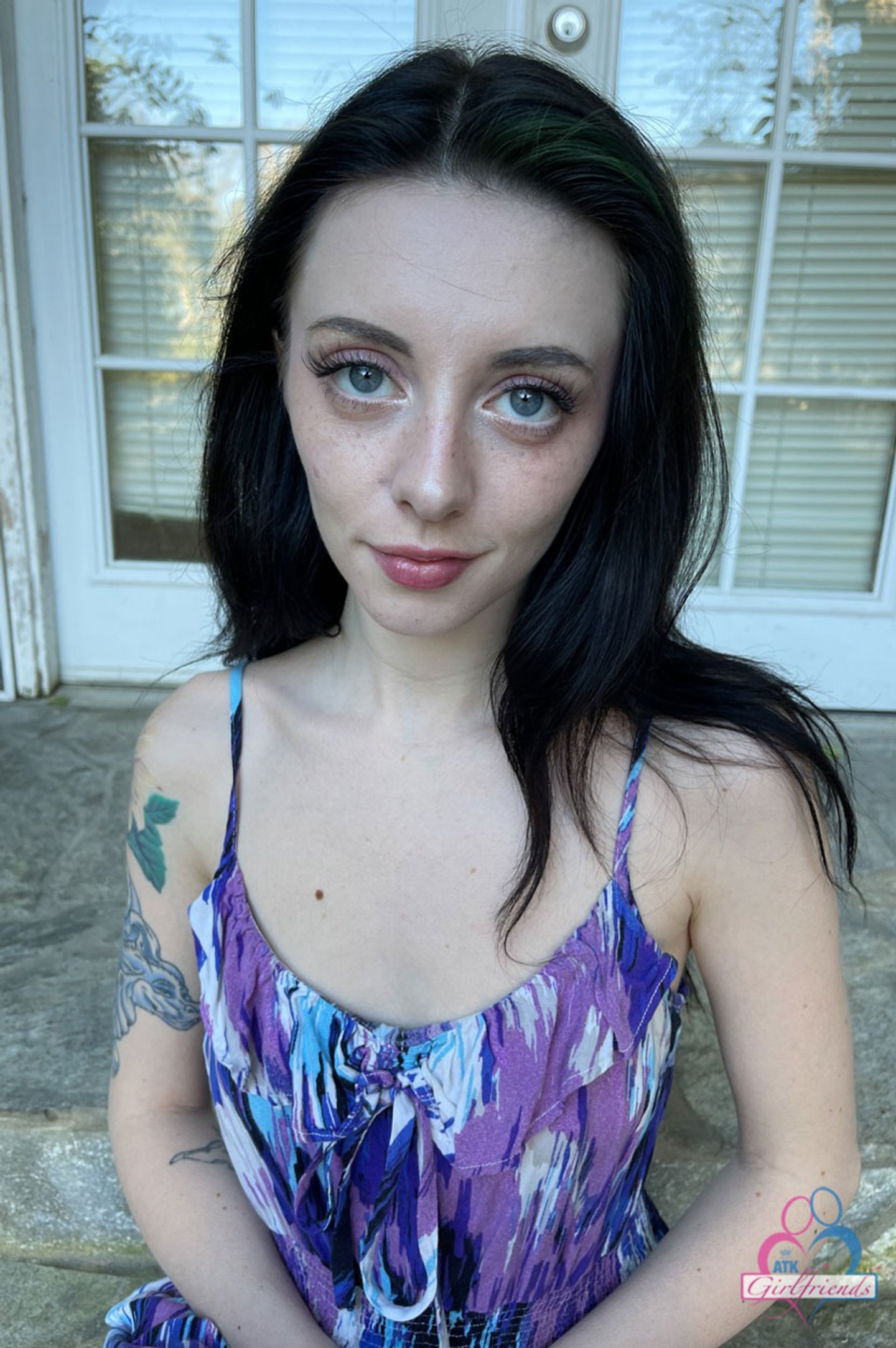 Amatorska brunetka Kitty Cam pokazuje swoje wygolone pudełko miłosne