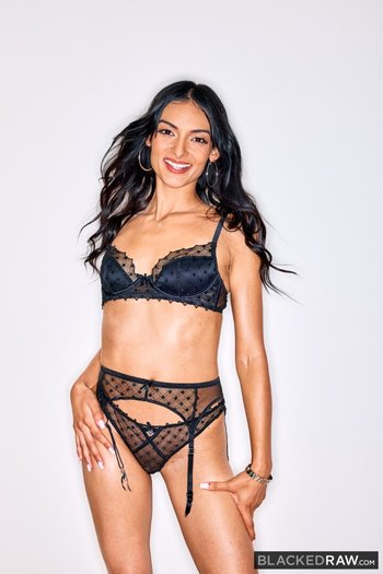 Provocative Laynee James knows how to handle a black cock