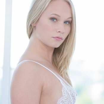 Dakota James wird von einem riesigen schwarzen Schlong cremig gemacht
