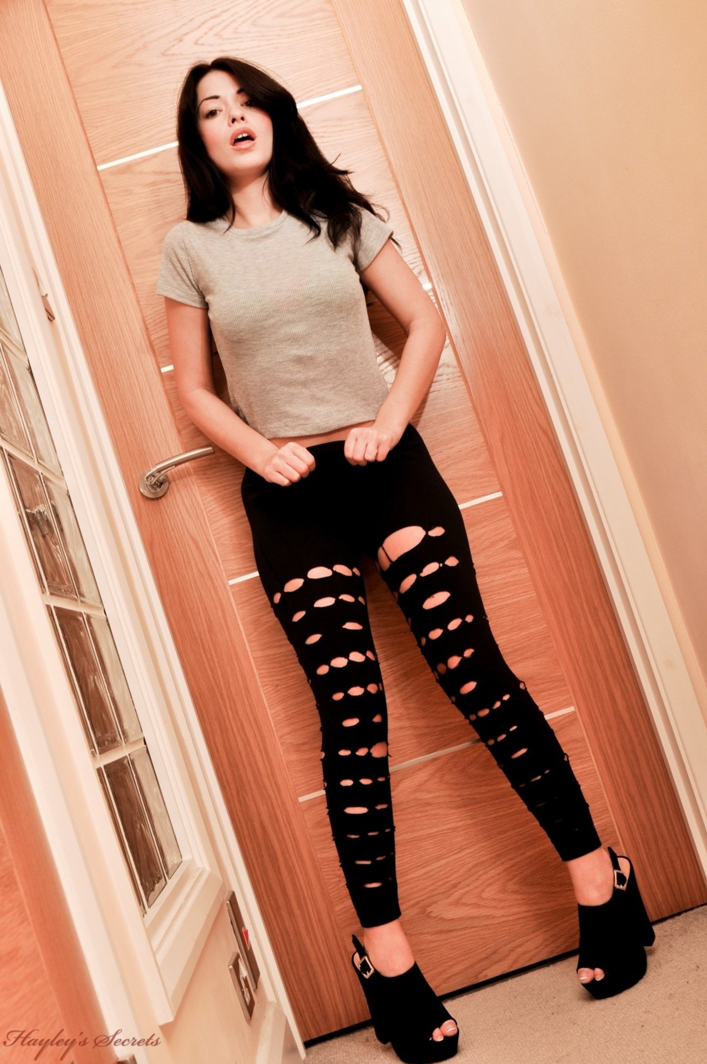 Brunetka Ava Dalush rozbiera się i pokazuje swoją owłosioną cipkę