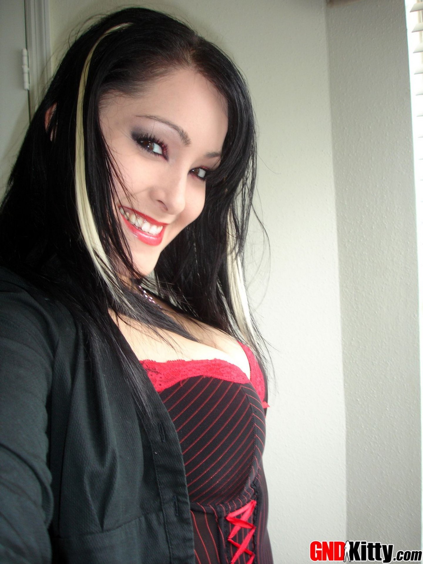 GND Kitty pozuje w nowej, gorącej czarno-czerwonej bieliźnie