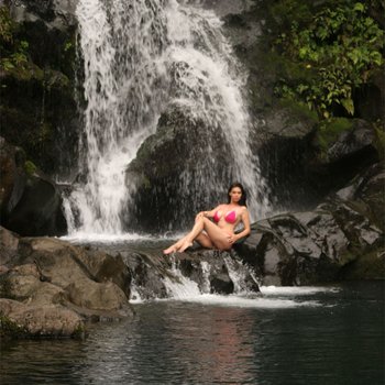 Peituda Tera Patrick remove seu biquíni sob uma cachoeira