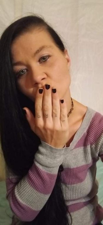 Brunette cutie Amanda Marks taking pics of her lovely face - 000000