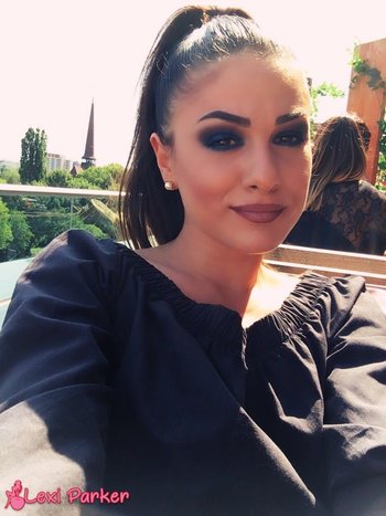 Lexi Parker shares a few of her selfies with her army of fans - 000013