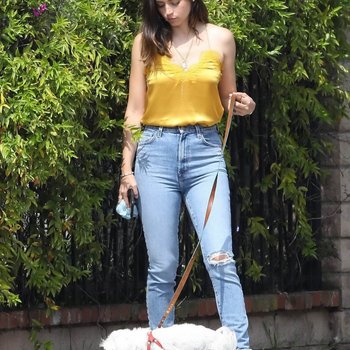 Ana De Armas braless in tiny Top and tight Jeans