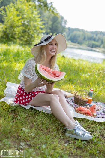 Slim young Babe spreads juicy Pussy at the Picnic