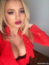 Gorgeous blonde girl Eliza Miller taking pictures of her pretty face — 6