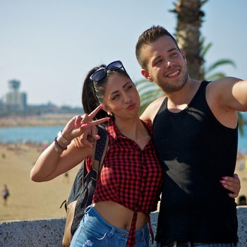 Julia De Lucia donne la tête et chevauche une grosse bite