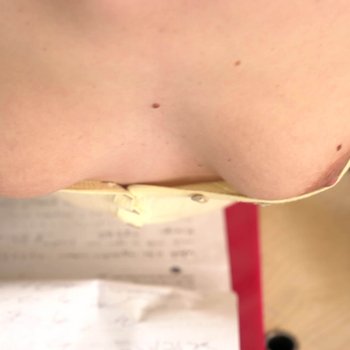 Sweet Honor May mostrando su bonito escote