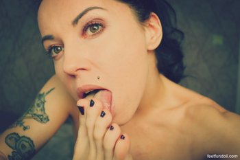 Good looking chick loves licking her feet more than anything else - 000002