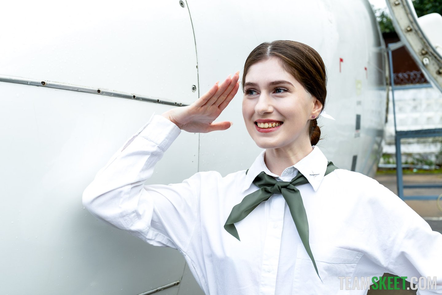 Niegrzeczna stewardessa Hot Pearl połyka, a następnie ujeżdża wielką laskę Pilta