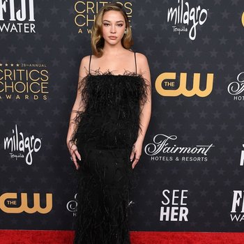 Madelyn Cline asiste a los Critics Choice Awards en Los Ángeles