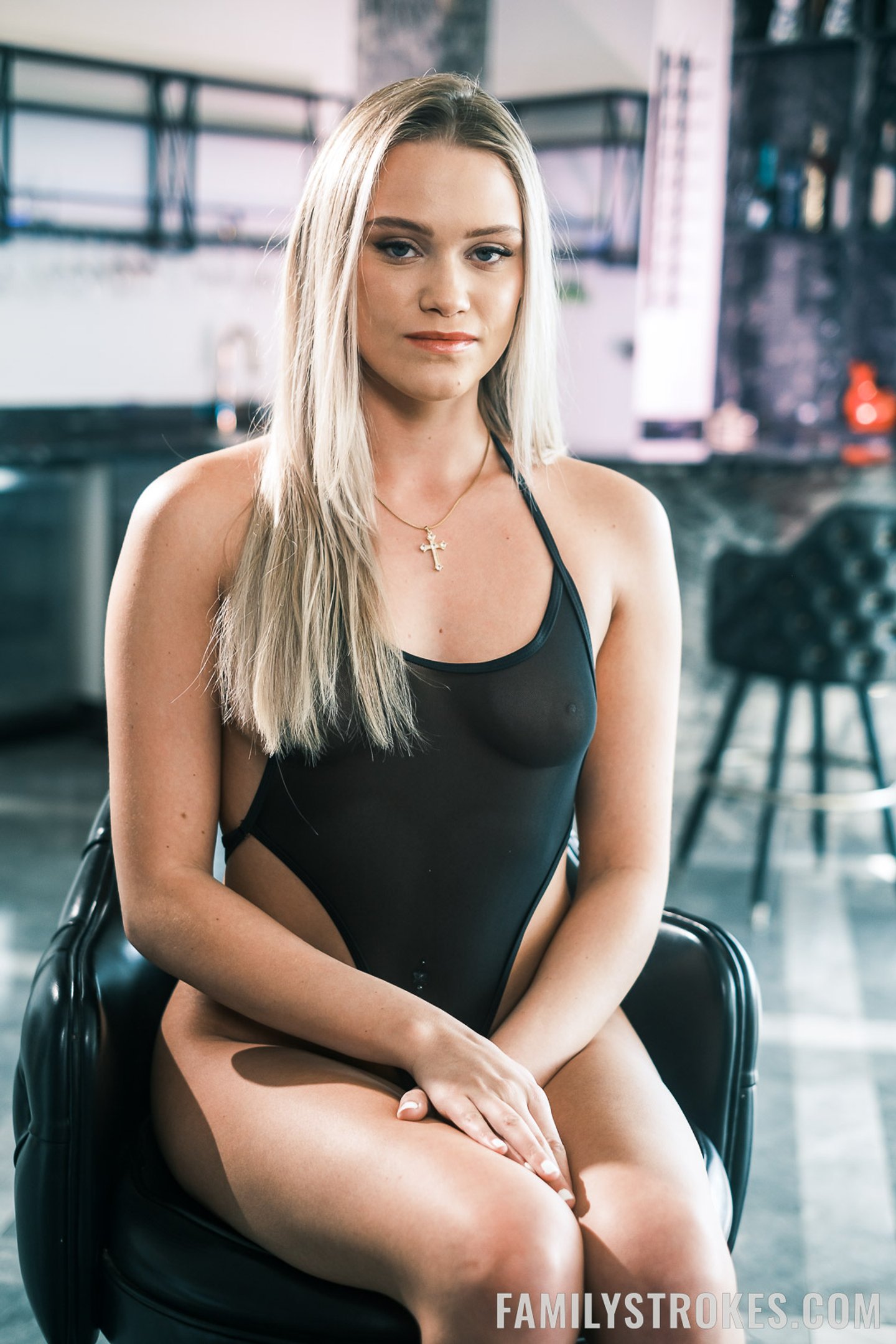 Seksowna blond nastoletnia piękność Chloe Rose zostaje wyruchana przez ojczyma