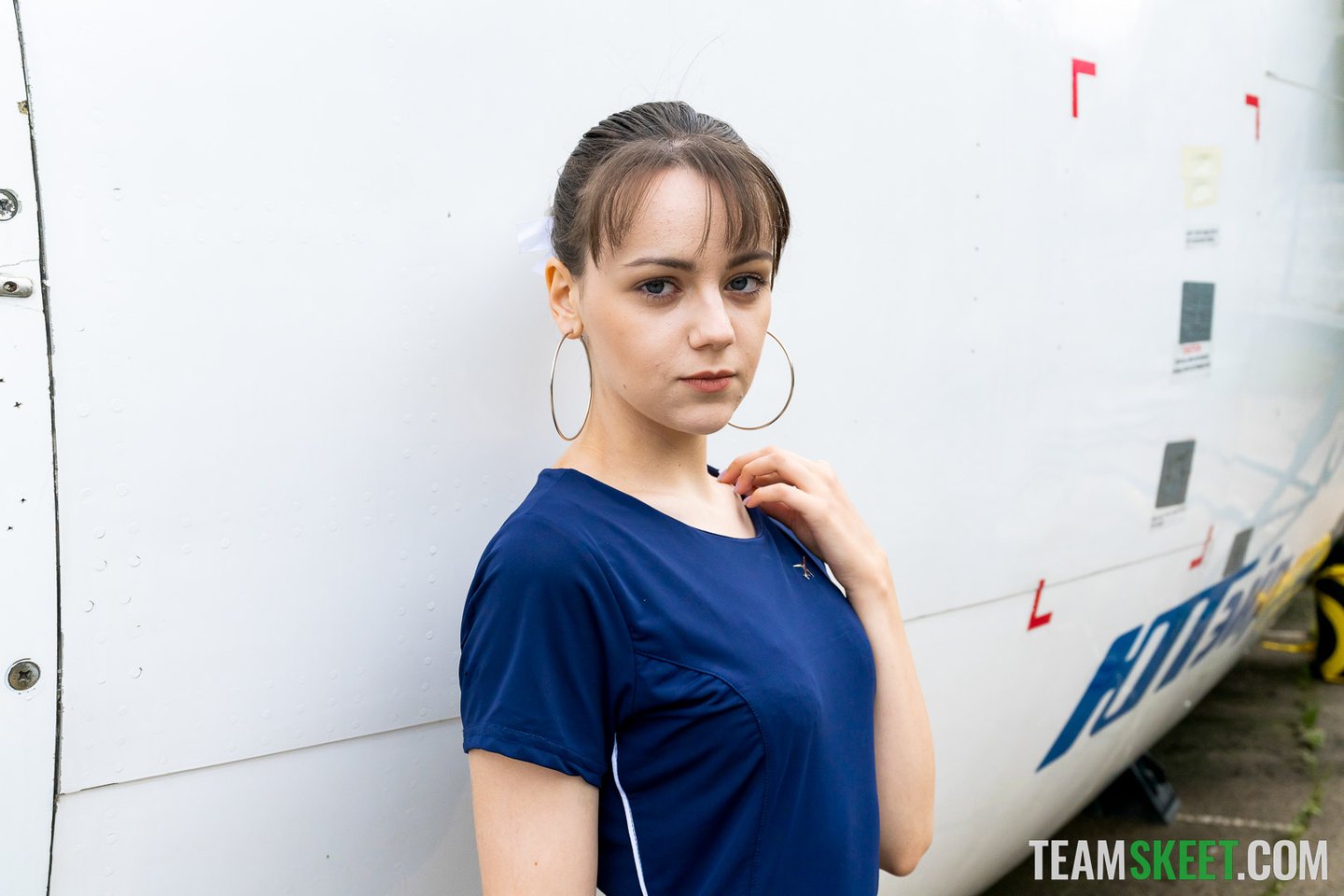 Zdzirowata brunetka stewardesa Cortney Weiss zostaje zdemaskowana przez zarozumiałego pilota