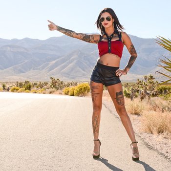 Slim tattoed Bitch Bonnie Rotten rides a Cock