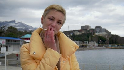 Stylish Russian babe smoking a cigarette — 5