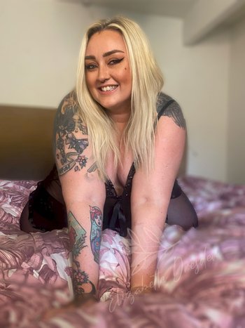 Tattooed fattie Elizabeth Dresden posing in black lingerie