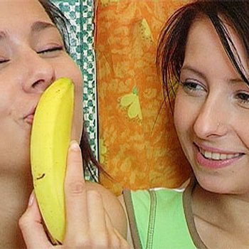 Sonia Red und ihre Freundin spielen mit Banana