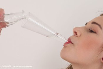 Alexis Crystal using some Toys before taking a Pee - Alexis-Crystal-speculum-pissing(15)